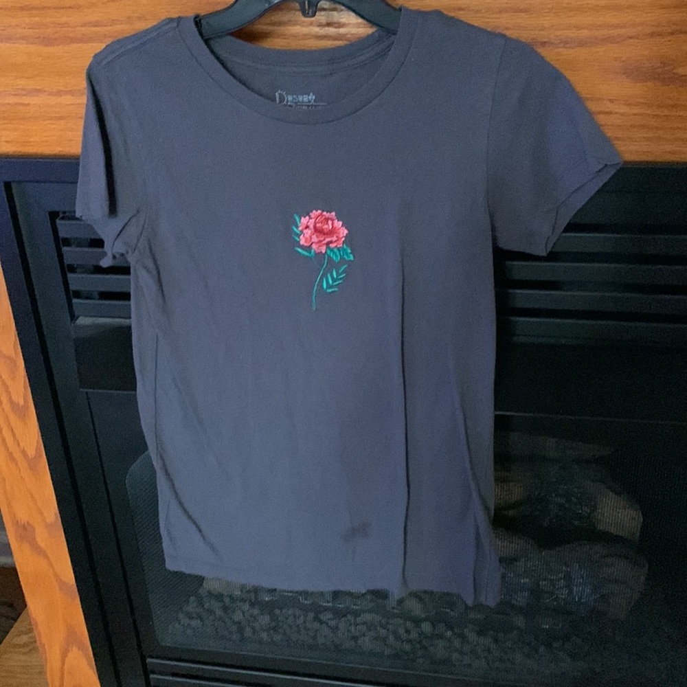 Desert dreamer dark charcoal short sleeve tshirt with flower on chest size xs